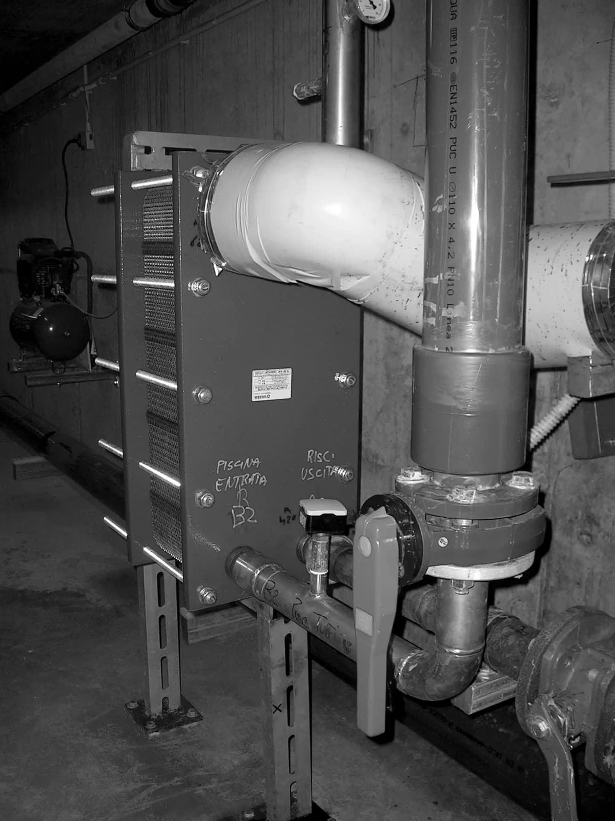 Plate heat exchanger installed in a plant room
